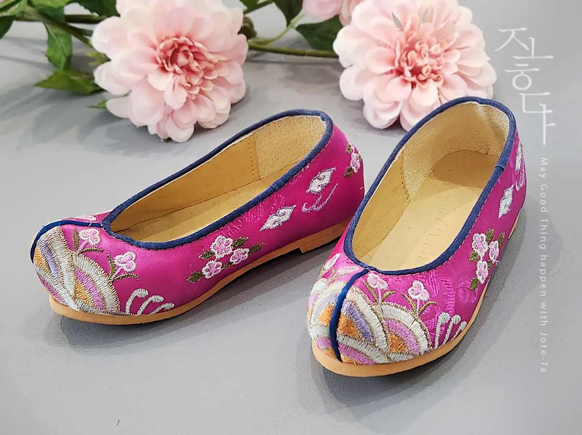 Embroidered Flower Baby Girl Hanbok Shoes in Magenta