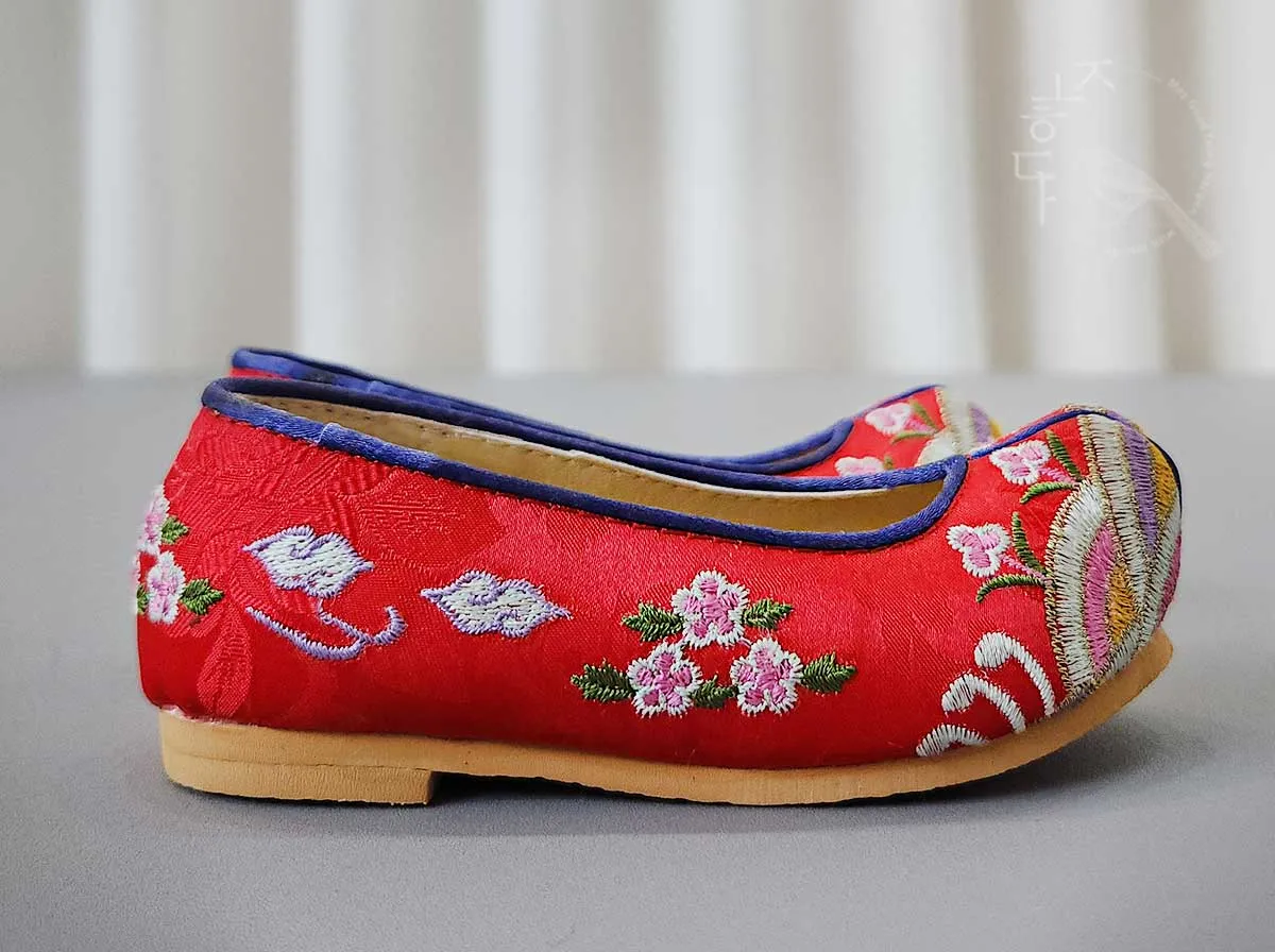 Embroidered Flower Baby Girl Hanbok Shoes in Red