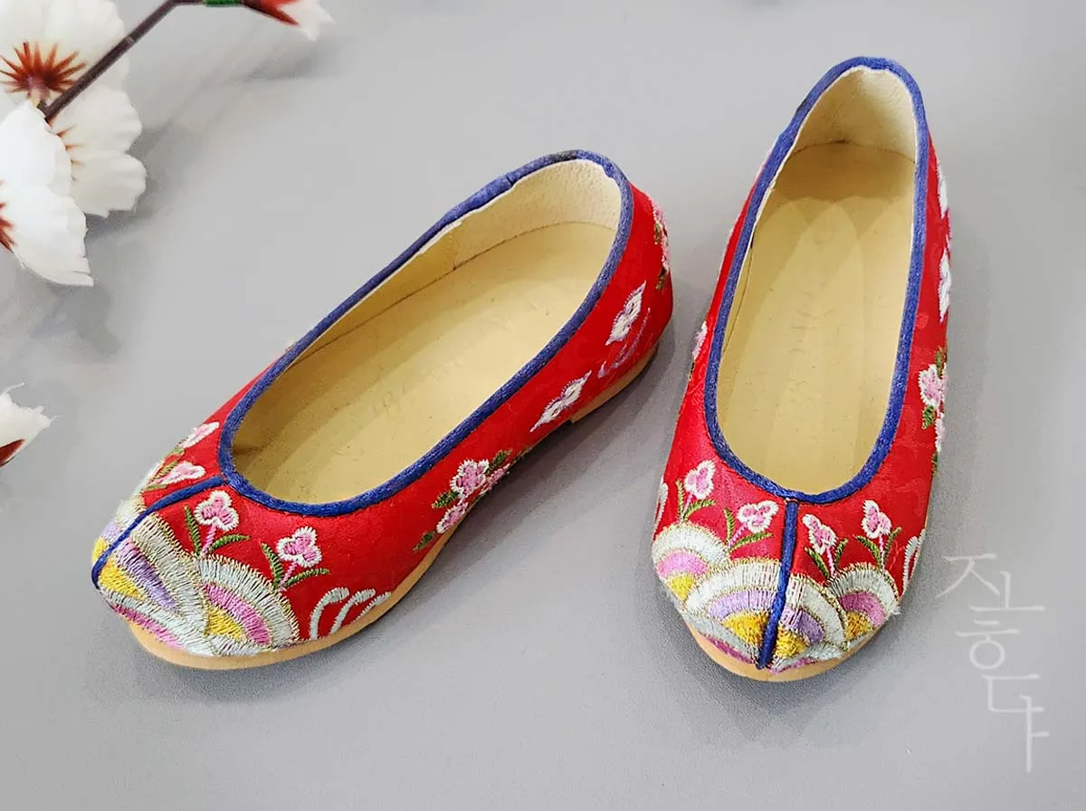 Embroidered Flower Baby Girl Hanbok Shoes in Red